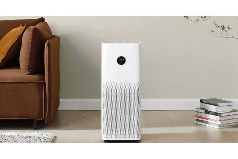 Der Xiaomi Mi Air Purifier 4 Pro Luftreiniger steht auf dem Boden